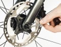 Aucun outil n'est nécessaire pour le démontage des roues grâce à des axes de roue spéciaux.