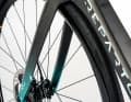 With edges: The new Bianchi Specialissima is not a pure lightweight bike, but the aero trend also applies to this category.
