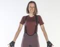 Die Sportful Supergiara 2 W Bibshort richtet sich vor allem an Sportlerinnen, die Kilometer schrubben möchten - egal ob auf dem Gravelbike oder beim Marathon