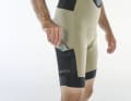 L'équipement du Sportful Supergiara est luxuriant et identique à celui du modèle homme : deux poches sur les cuisses