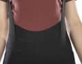 La veste Löffler s'ouvre sur le ventre pour plus de confort