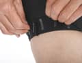 Les bandes de silicone et les nœuds de couture peuvent pincer la cuisse lors de la conduite.
