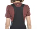 A large mesh trim on the back improves the fit of the bib and trousers