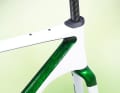Trois mois de délai de livraison et 1500 euros de supplément : dans son édition Deep Green, le Bike Ahead The Superfast est un gravel bike particulièrement exclusif.