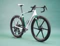 Un gravel bike exceptionnel mérite une peinture exceptionnelle : le Bike Ahead The Superfast peut désormais être commandé en version Deep Green Edition.