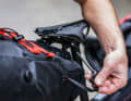 Fermeture à emboîtement sur le sac de selle Revelates ...