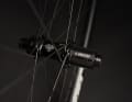 Les moyeux et les rayons sont neufs, ce qui devrait rendre les roues plus rigides.