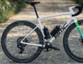 Trois représentants des spécialistes du gravel bike : le BMC Kaius de course...