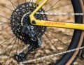 Pour la transmission, la manivelle simple s'est imposée. En combinaison avec de grandes cassettes, les gravelbikes maîtrisent également les rampes abruptes.