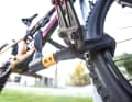 Rapidement distrait, le vélo s'envole. Le tarif Barmenia couvre également le vol par ruse.