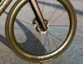 The Lab71 bikes are characterised by exclusive add-on parts and high-end materials. Among other things, the SuperSix uses a special carbon fibre composite called "Series 0" and a 1520 gram carbon wheelset from Hollowgram.