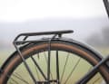 Le porte-bagages permet de garder le dos libre. Moins de transpiration et plus de confort.