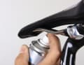 Sprühen Sie Schmierspray – in diesem Fall solches mit Silikonanteil – dorthin, wo die Satteldecke auf das Gestell aufgesteckt ist. Lassen Sie es einwirken, kontrollieren Sie erneut.
