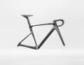 The formally only slightly modified frameset is said to have become even lighter: 728 grams are specified for size 56 for the top version