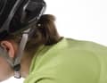 DER SCHNITT
Zugunsten der Aerodynamik, Physiologie und Eitelkeit sollten Rennrad-Trikots körpernah sitzen. Weil die üblichen Polyester-Gestricke ohne Lycra/Spandex/ Elasthan nicht so elastisch sind wie eine Radhose, muss der Schnitt besser zur Figur passen. Zur Orientierung: Viele Konfektionäre bieten ihre Trikots in drei Modellkategorien an, die sich durch ihre Weite unterscheiden. Der Hauptunterschied beim Schnitt der verschiedenen Trikots zeigt sich an der Schulter: Beim Raglanschnitt setzt der Ärmel am Kragen an, die Ärmelnähte führen vom Kragen zur Achsel. Beim gerade angesetzten Ärmel handelt es sich um eine Art T-Shirt-Schnitt.