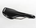 Ergon SRX3 Pro, taille S
	Fonctionne le mieux en position de guidon inférieur ; si l'on saisit le guidon supérieur et que le bassin se redresse, la pression sur les os de l'assise augmente et le bassin trouve peu de soutien sur la forme plate ; le rembourrage a tendance à être dur et le revêtement de la selle pourrait être un peu plus adhérent. Prix : 130 euros