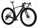 Ce vélo de course en carbone est disponible avec une couche de vernis transparent noir sur le carbone...