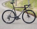 The base bike is available in four equipment variants, our test bike with SRAM Rival weighs 8.8 kilograms and costs 3,999 euros