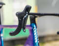 Shimano Dura Ace Di2 ST-R9270-Schalt-/Bremshebel am Aero-Cockpit Unterschied zum Nachfolger: Beim aktuellen Modell kann man im Konfigurator zwischen drei Lenkrer-Formen wählen.