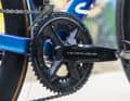 Pédalier Shimano Dura-Ace Di2 à deux plateaux avec capteur de puissance intégré.