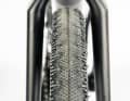 Like comparable race gravel bikes, the Canyon rolls on relatively narrow 40-millimetre tyres. The fork and frame don't leave much room, the Koblenz-based company only allows 42 mm tyres on the chassis.