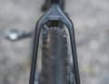 Nous avons testé le Canyon Grail CF SLX 7 Di2 équipé de pneus Schwalbe de 57 millimètres de large. Le cadre est prévu pour accueillir des garde-boue.