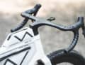 Die Kooperation mit Cyclite beschert dem neuen Canyon Grail passgenaue Rahmentaschen. Das Carbon-Cockpit lässt sich in drei Teile zerlegen und integriert bei Bedarf GPS-Halterung oder Lichtsystem.