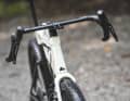 Der Lenker des neuen Race-Gravelbikes baut breit aber flach. Das Steuerrohr ist besonders aerodynamisch designet.