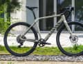 Prêt pour l'aventure : le Grizl s'adresse aux adeptes du bikepacking, mais il fait également bonne figure « nu » lors de sorties d'entraînement à vive allure.