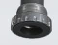 2 The housing of the rarer Italian type (the bottom bracket in the photo) is 70 millimetres wide, the right-hand thread on both sides is marked 36 x 24 tpi. The first value indicates the outer diameter of the thread in millimetres, the second the number of threads per inch. Check that the threads in the housing are cleanly cut and free of metal chips.