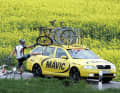 Défaillance de Jeffrey Louder (USA / Team Health). Le camion de matériel neutre de Mavic ne s'est pas arrêté à cause du peloton qui suivait (Tour de la Paix 2006) 