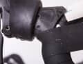 In the handlebar bends, orientate yourself on the outer curve. The tape should just overlap here. On the inside, the tape overlaps a little more due to the shorter distance. At the lower edge of the brake lever, the tape should slightly overlap the grip. Campagnolo's Ergopower grips have a gap between the grip and the handlebars through which the tape can be fed.