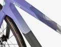 The carbon frame has the special colour "plasmacloud" and is said to weigh 6.9 kilograms.