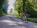 Le système d'entraînement Coboc offre des pics de puissance allant jusqu'à 500 watts et travaille en harmonie avec le cycliste. Les freins à disque Shimano assurent des manœuvres de freinage sûres, que ce soit dans le trafic urbain ou en dehors.