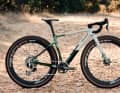 Das Bike ist in drei Ausstattungsvarianten ab 5.900 Euro zu haben, alle schalten mit SRAM 1x13-Gruppen
