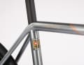 The centrepiece is a purist steel frame. The tubes come from Columbus, while the sleeves on the seat node are made by 3D printing specialists Additiva.