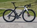 The racing bikes used by the professionals of the Tour de France 2025 met with huge interest. Here is the Colnago Y1Rs