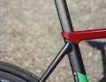 The seatpost, which superstar Tadej Pogacar also rides, offers only mediocre suspension comfort.