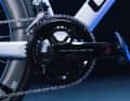 La transmission, le dérailleur, les freins et les pédales sont issus du Dura-Ace de Shimano.