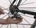 2. Bei Schaltwerken sind die Schrauben oft mit „h“ (high gear) und „l“ (low gear) gekennzeichnet. Der hohe Gang bedeutet große Übersetzung, also das kleine Ritzel. Sind Schrauben nicht markiert, hilft nur der Versuch. Drehen Sie die Schraube rechts herum, wenn das Schaltwerk weiter innen, oder nach links, wenn es weiter außen stehen soll. Zählen Sie die Umdrehungen, damit Sie zurückdrehen können, falls Sie an der falschen Schraube gedreht haben und sich das Schaltwerk nicht bewegt.

