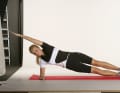 4. les muscles latéraux du tronc
En position latérale, prenez appui sur l'avant-bras et soulevez le bassin jusqu'à ce que le corps entier forme une ligne droite de la tête aux pieds. Pour les plus avancés : tendez l'autre bras au-dessus de la tête ou soulevez en plus la jambe supérieure.
Maintien : 20 à 40 secondes,
Répétitions : 2 à 4 par côté