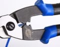 Press the cut ends round again with the pulling pliers. Take a needle, an awl or a sharpened old spoke and round off the inside as well. For cables with a fixed plastic inner tube (Shimano, Campa and others), open it.