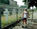  Raimund Dietzen (Team Teka) an der Berliner Mauer (Tour  de France 1987)