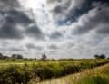 Der Himmel so weit: In der friesischen Provinz prägen Wolken und Wind das Bild.