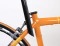 Marquez et démontez la tige de selle. Nettoyez-la ainsi que l'intérieur du tube du cadre avec un chiffon. Vérifiez si la tige de selle est assez longue : elle doit arriver au moins sous le tube supérieur. Si la tige est plus courte, elle risque de "tanguer" dans le haut du tube de selle - ce qui fait non seulement du bruit, mais pèse aussi sur le cadre.