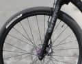 Eyecatcher : les petites roues de 27,5 pouces et la fourche suspendue Lefty marquante avec 30 millimètres de débattement vont à l'encontre des habitudes visuelles des cyclistes de course.