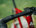 Toutes les variantes sont équipées en usine d'un guidon en aluminium de Deda. Colnago propose également une variante en carbone en option.