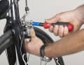 2. if the adjustment travel is not sufficient, loosen the cable clamp bolt just enough to release the cable and tighten it slightly. Make sure that the inner cable is clamped in the groove and tighten the bolt to a torque of 6 to 8 Nm (Shimano and SRAM) or 5 Nm (Campagnolo). Also check the brake fastening on the frame and fork with a torque of 8 to 10 Nm (Shimano and SRAM) or 10 Nm (Campagnolo).