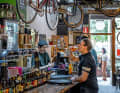 Essen, Kaffee und  Reparaturen in Málagas erstem Rad-Café, dem Recyclo Bike Café