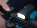 Avec une puissance lumineuse maximale de 1 200 lumens en mode « flash diurne », le phare avant Infini Glaux garantit une visibilité imparable en plein jour.